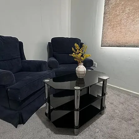 Apartment City Stay-room To Rent In Town *