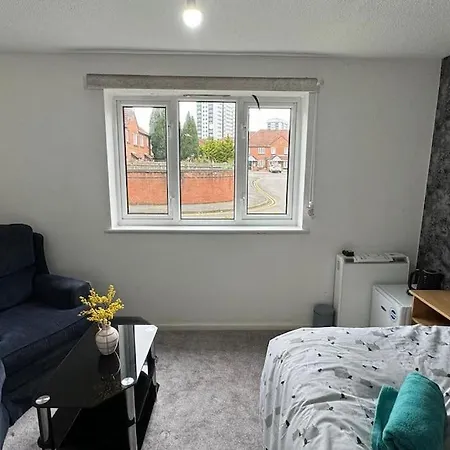 Apartment City Stay-room To Rent In Town *